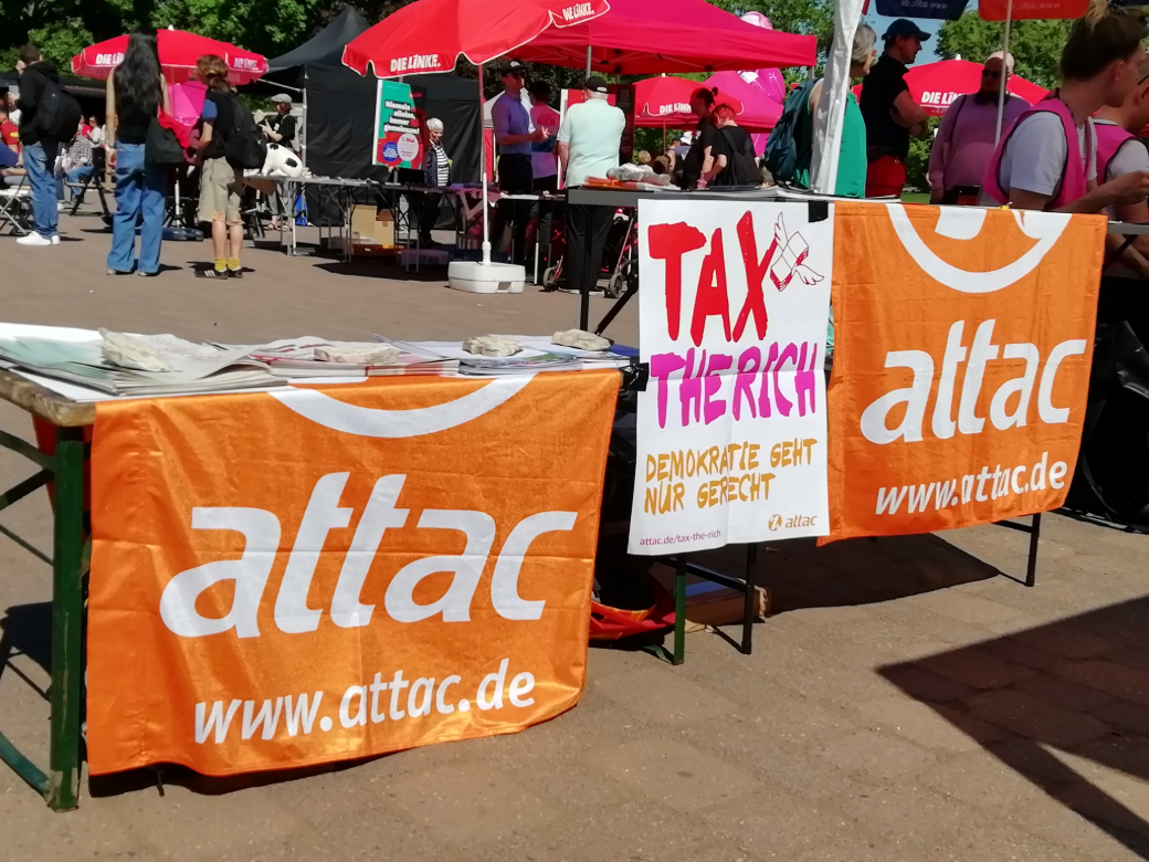 Sammlung von Unterschriften für "Tax the rich" am 1.5.25 im Alaunpark